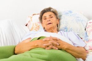 Уход за лежачими пожилыми в домашних условиях